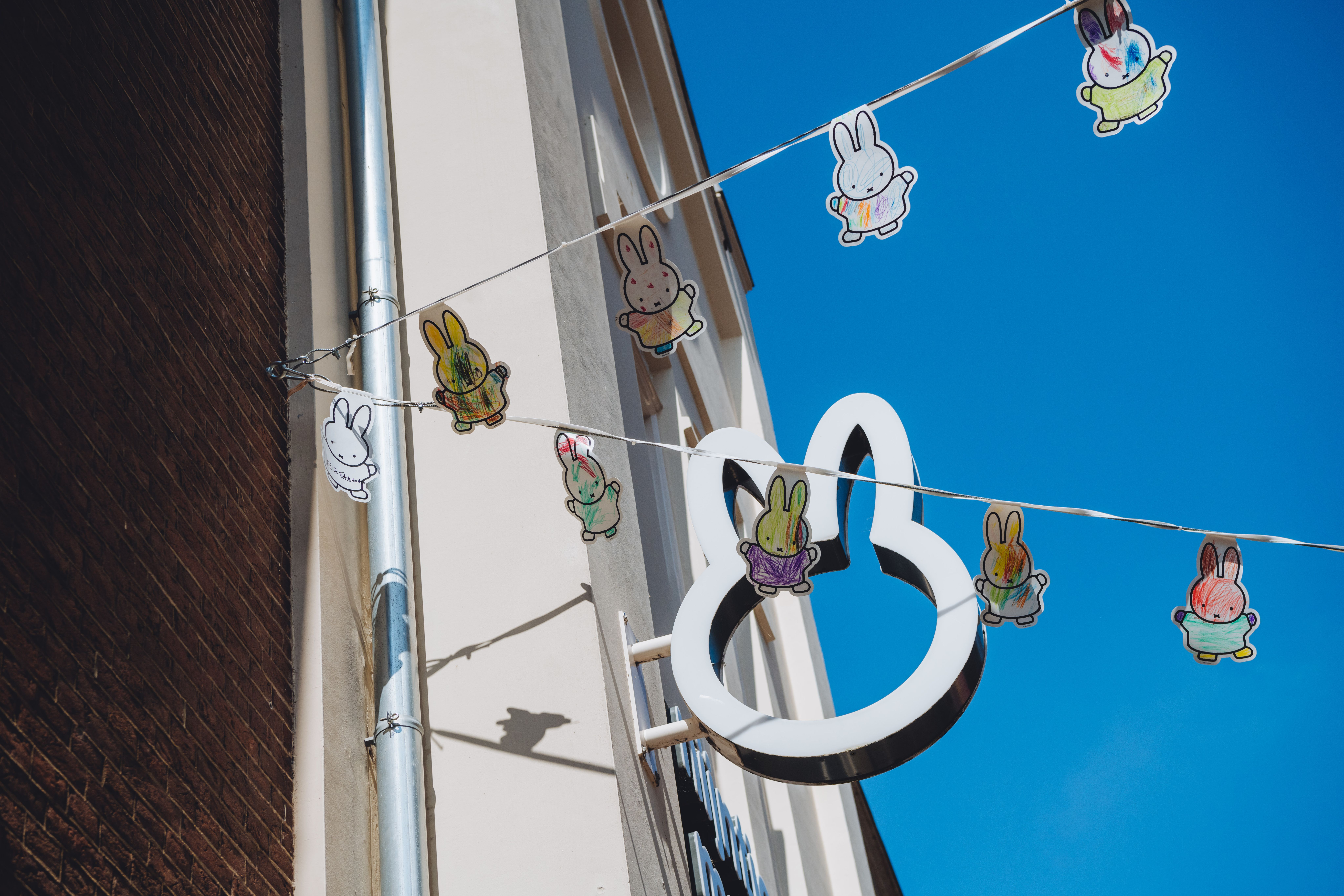nijntje slingers voor de gevel van het museum