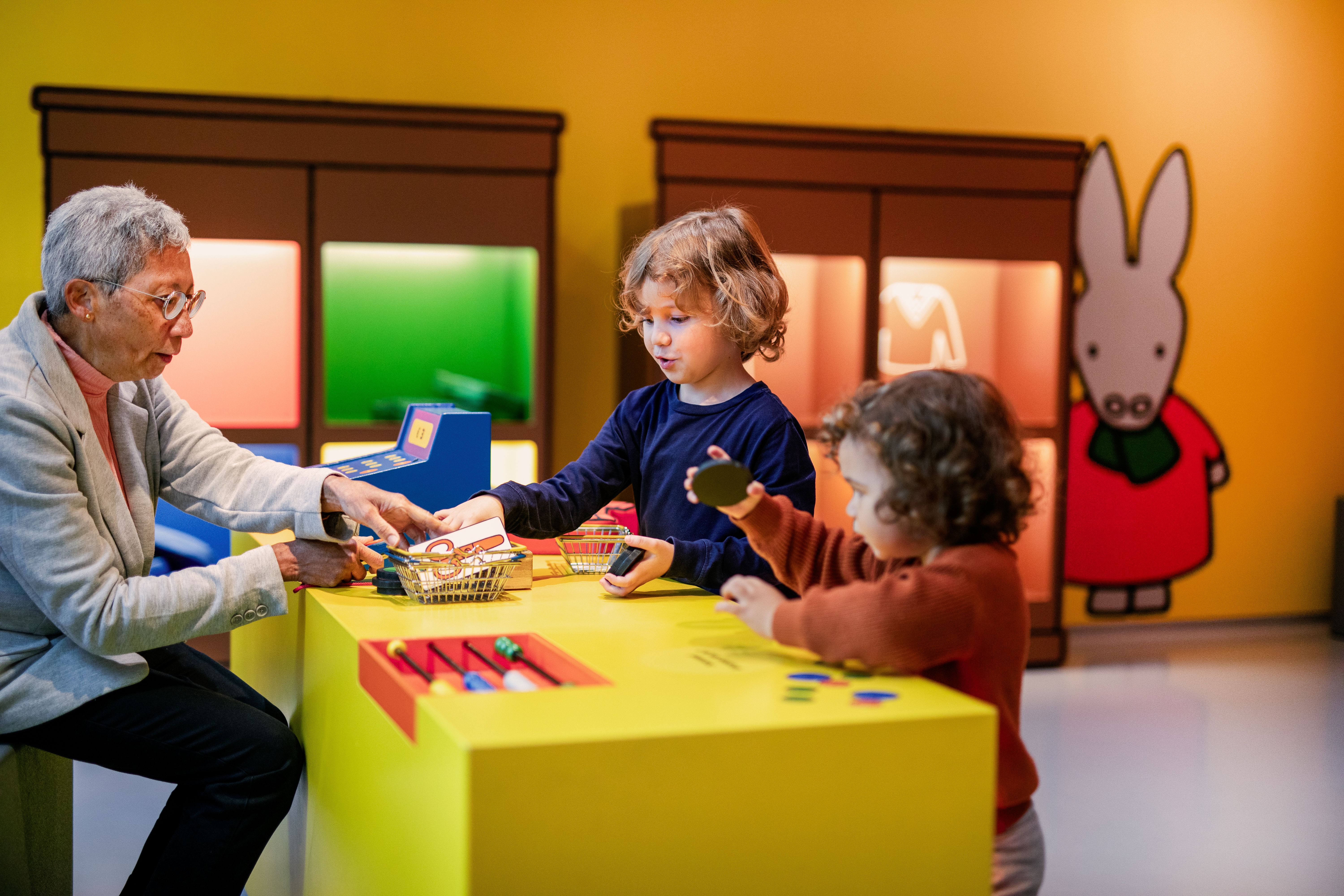 kinderen en volwassene in de winkel van betje big
