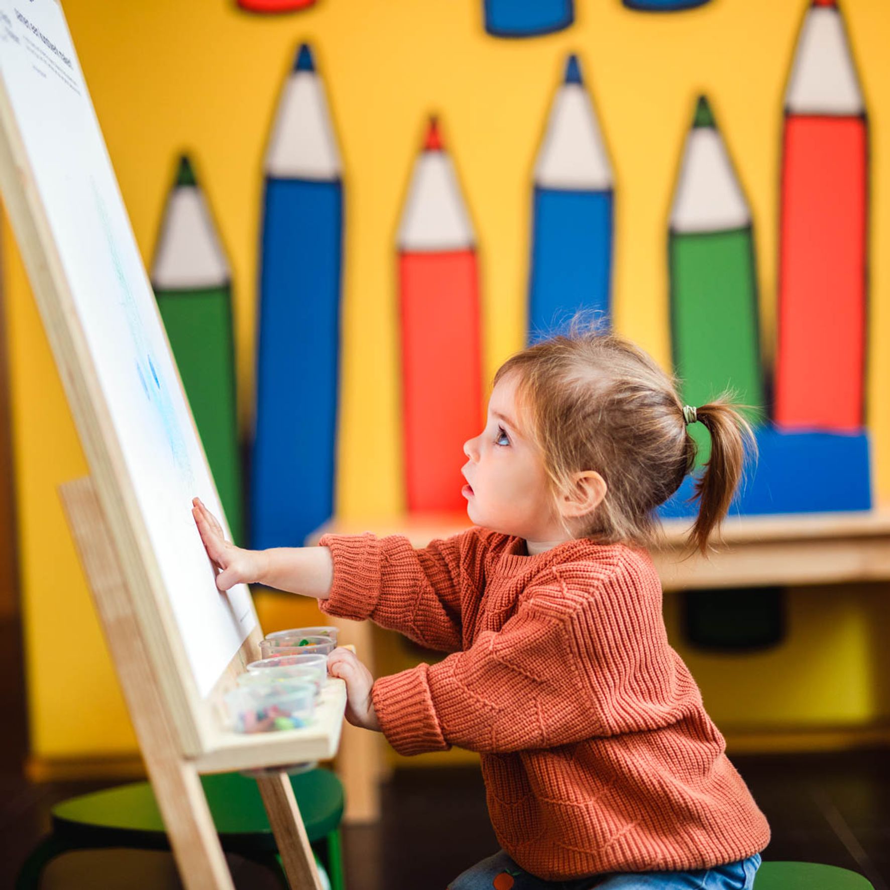 kind in kunstlokaal