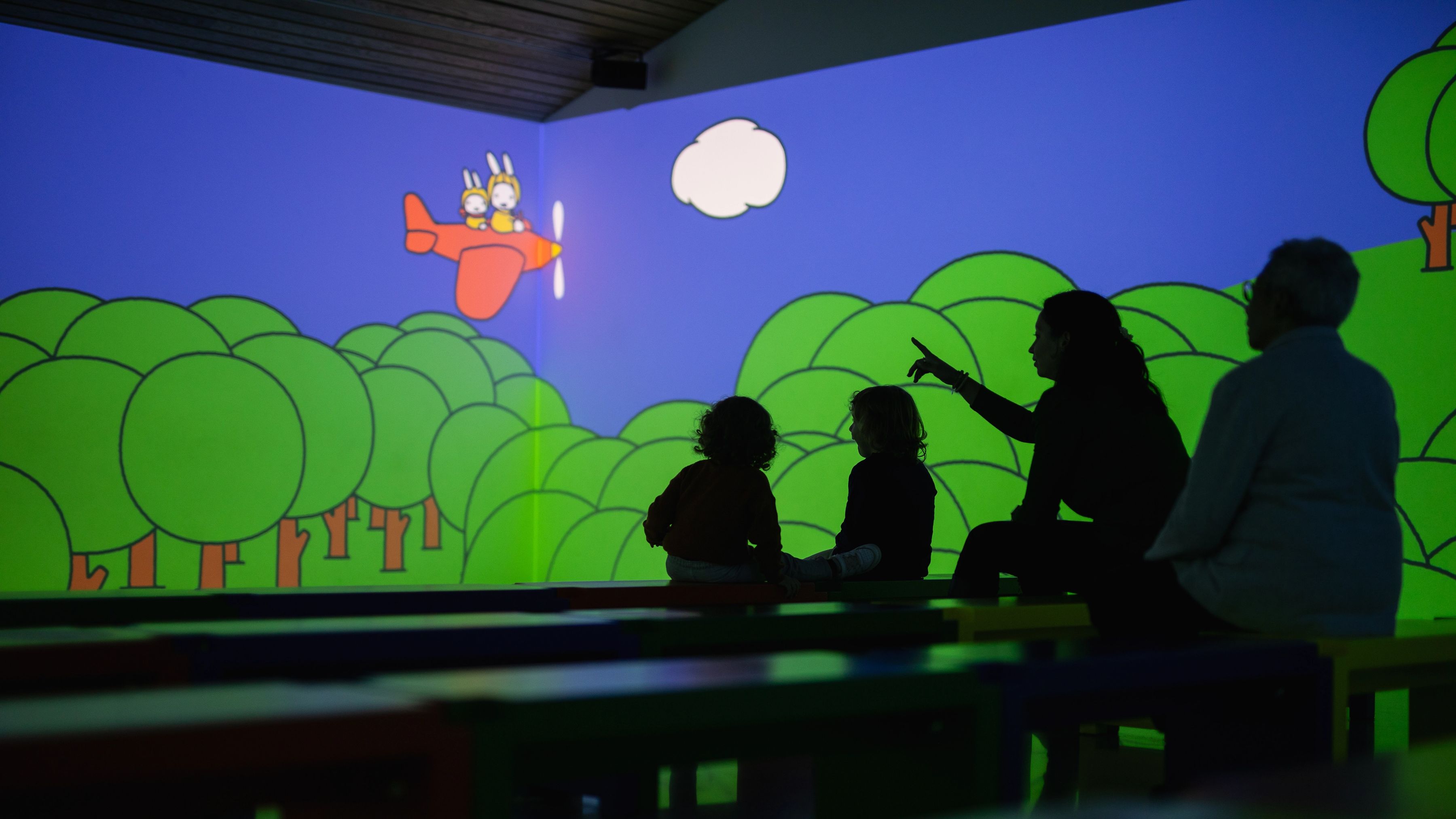 kinderen en begeleiders kijken naar nijntje projectie in de projectie ruimte