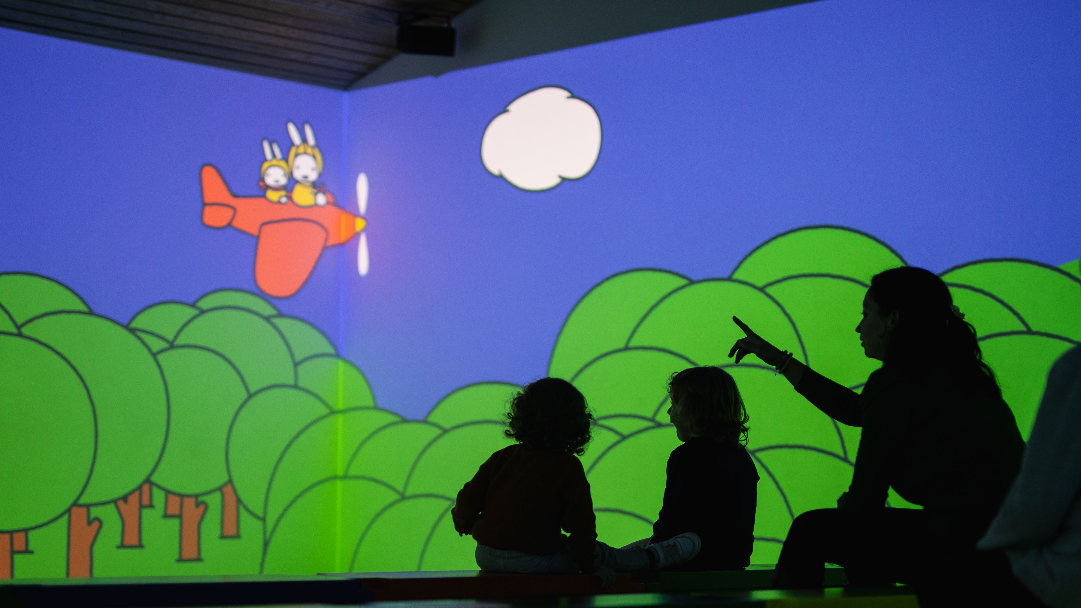kinderen en begeleiders kijken naar nijntje projectie in de projectie ruimte