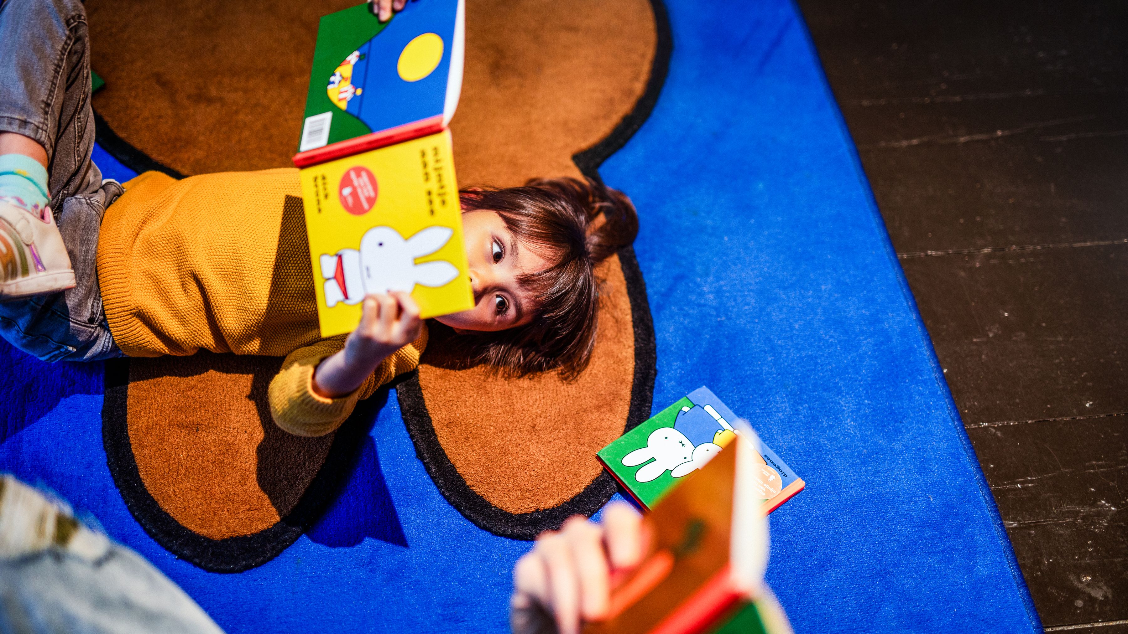 kind leest nijntje boekje