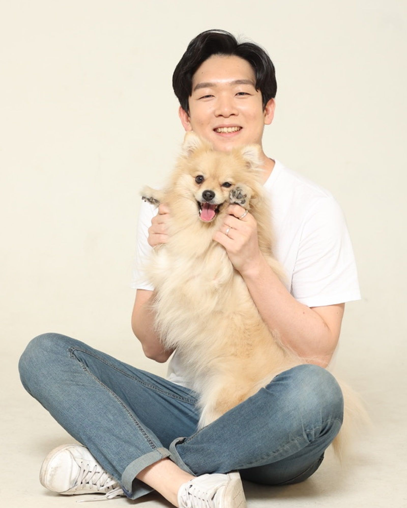 반려견과 함께 앉아 있는 Tony의 프로필 사진