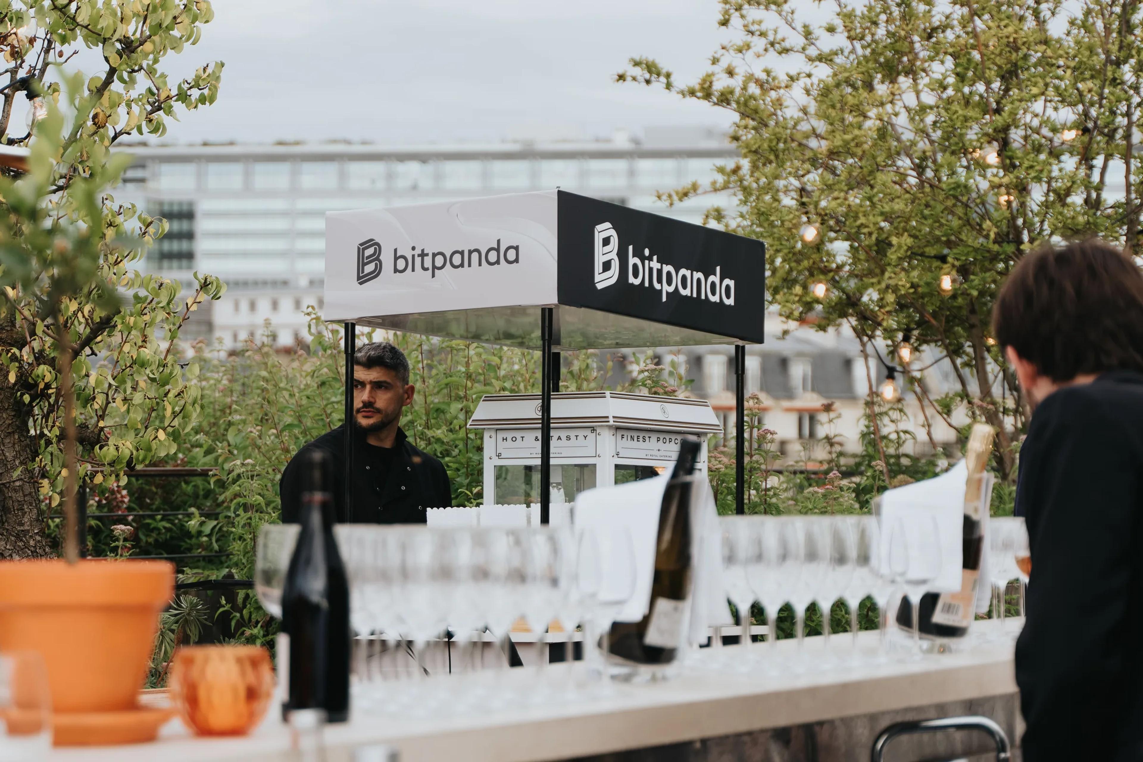 The Bitpanda bar set with champagne glasses