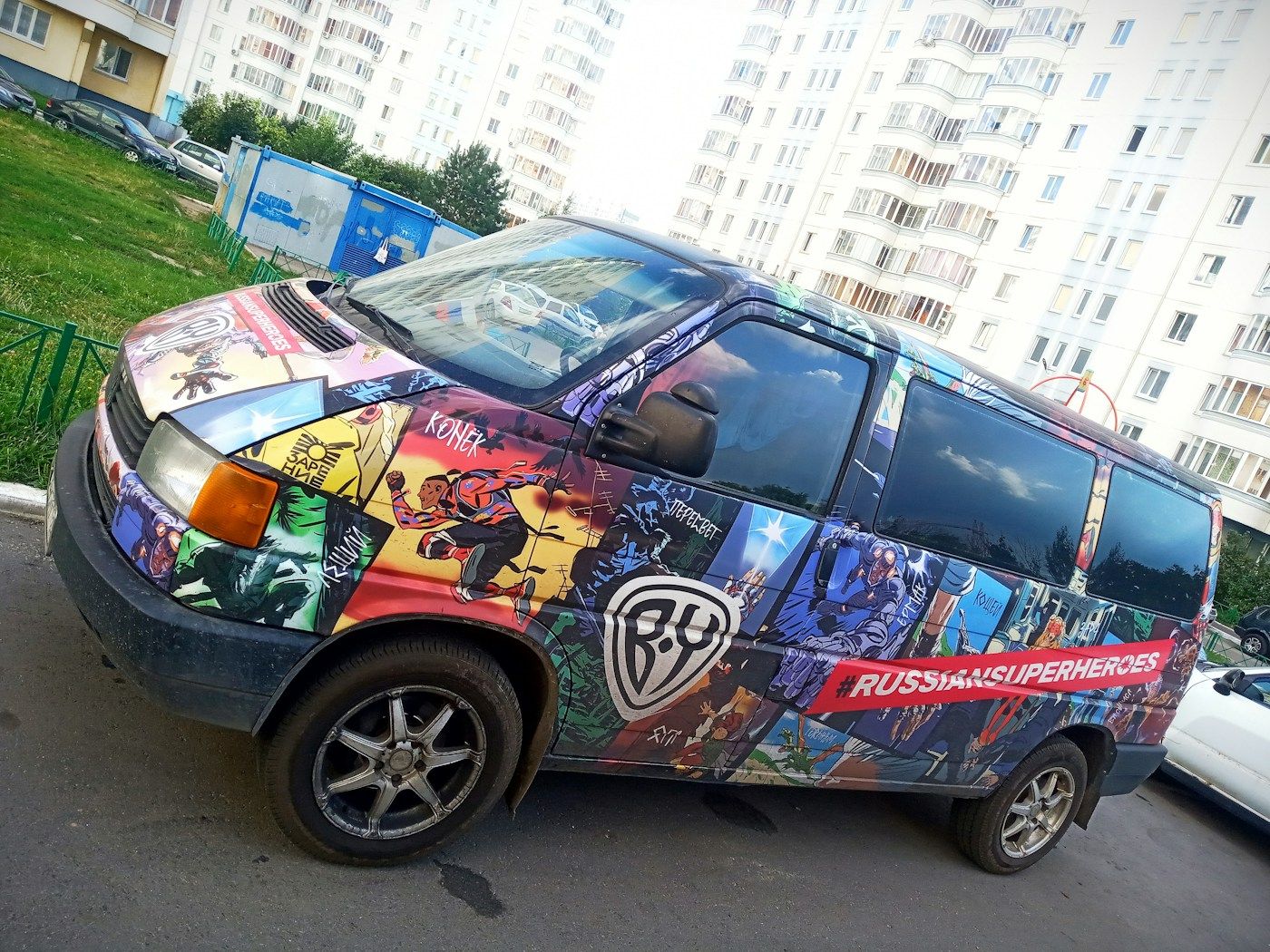 Furgone con grafica colorata in un parcheggio