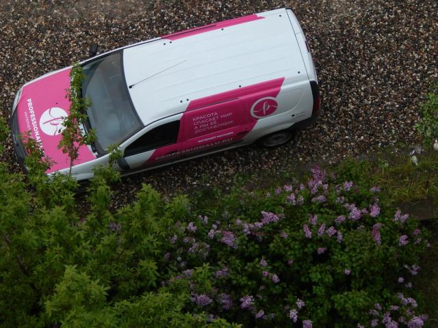Furgone bianco con grafica rosa