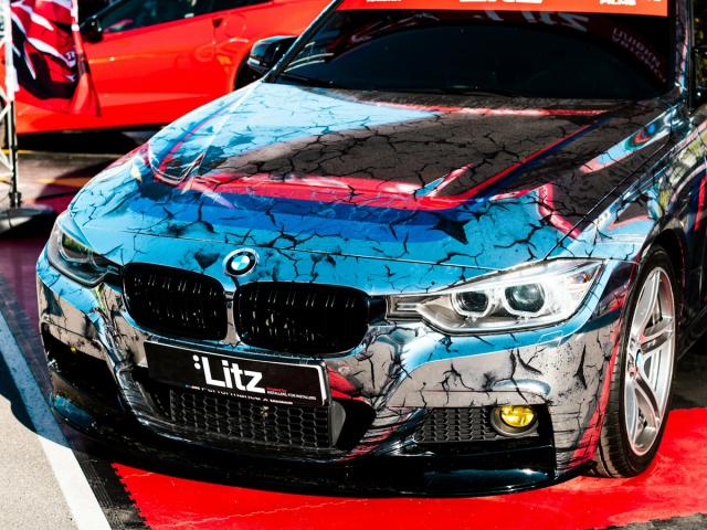 Auto con pellicola riflettente blu e nera