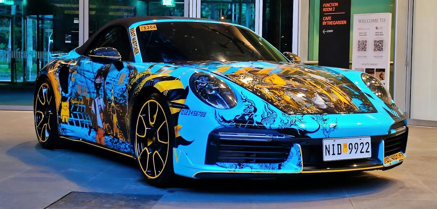 Auto blu con grafica colorata