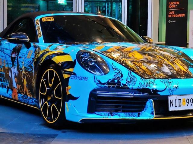 Auto blu con grafica colorata