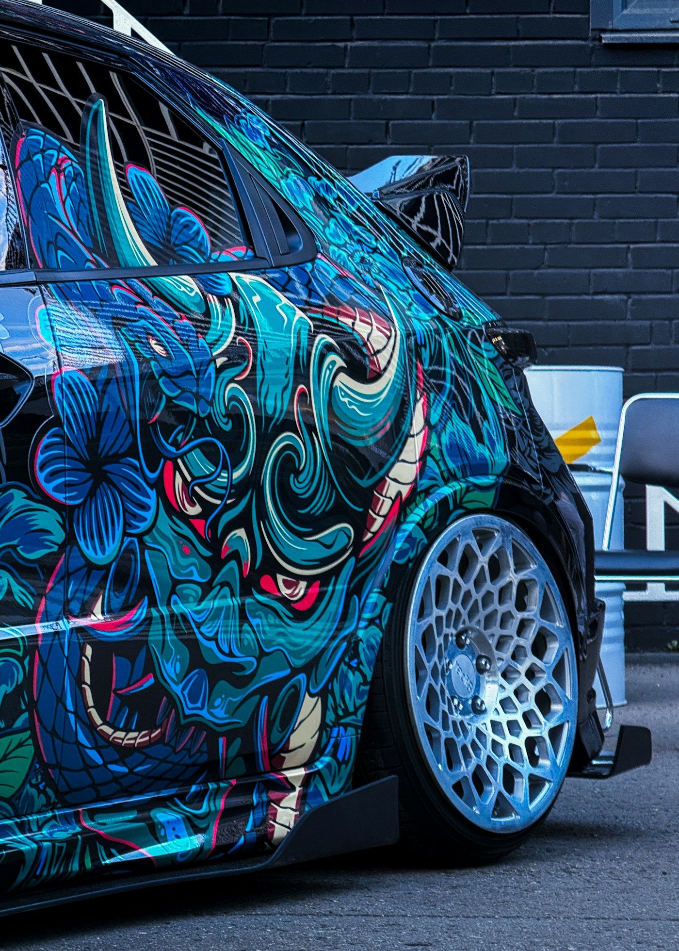 Fiancata di un'auto con grafica a drago blu e verde