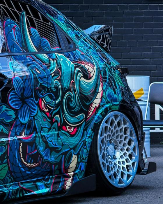 Fiancata di un'auto con grafica a drago blu e verde