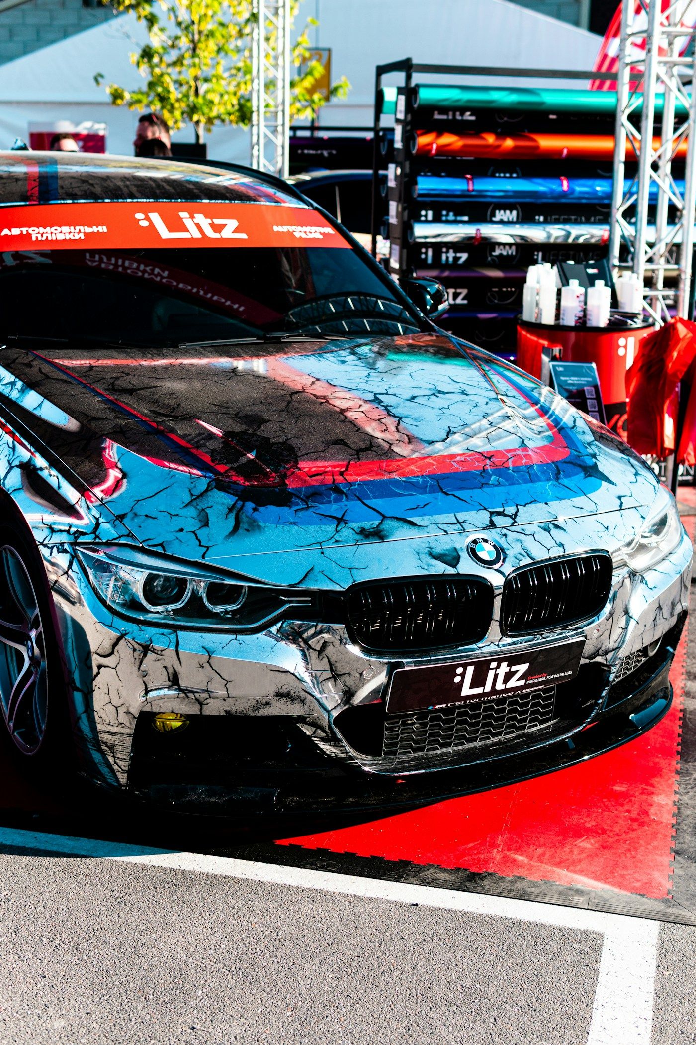 Auto con wrap a schegge cromate e dettagli rossi