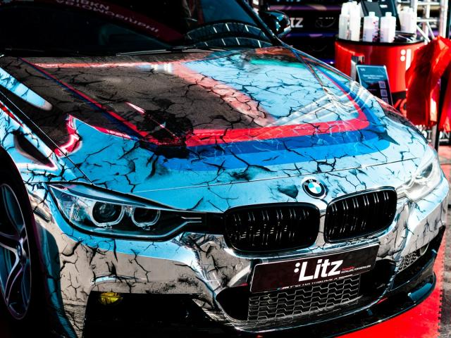 Auto con wrap a schegge cromate e dettagli rossi