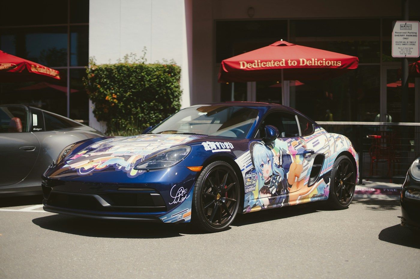Auto sportiva blu con grafica a tutta fiancata