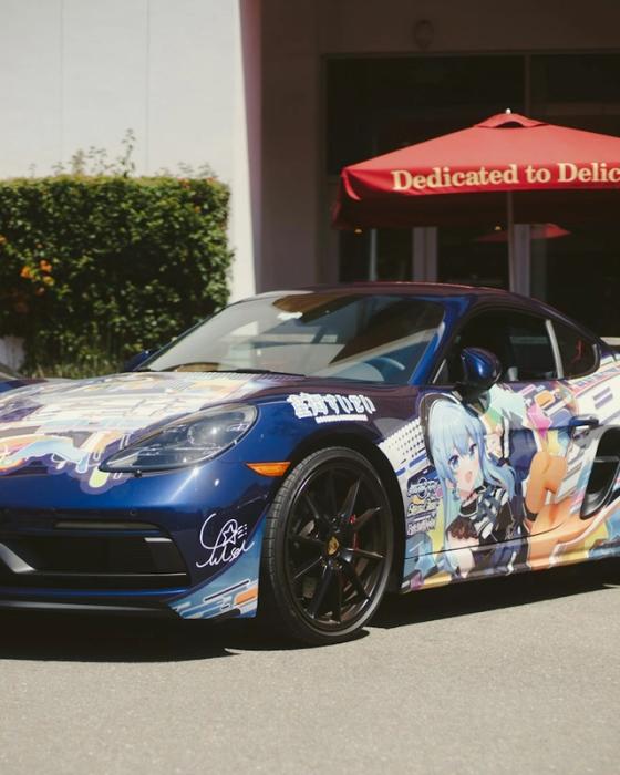 Auto sportiva blu con grafica a tutta fiancata