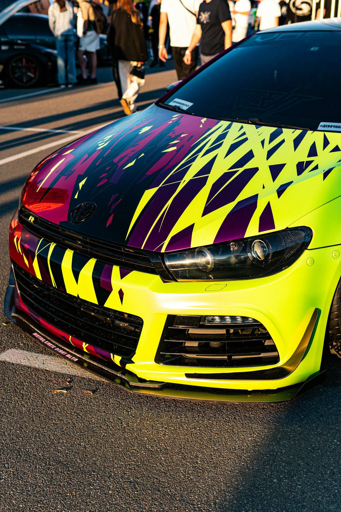 Cofano con grafica giallo fluo e viola