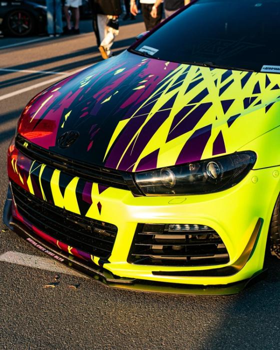 Cofano con grafica giallo fluo e viola