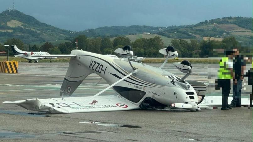 Sân bay Forlì Luigi Ridolfi hoạt động trở lại sau khi gió bão mạnh 120 km/h làm dịch chuyển ba máy bay đang đậu; không có trường hợp thương vong nào được xác nhận.