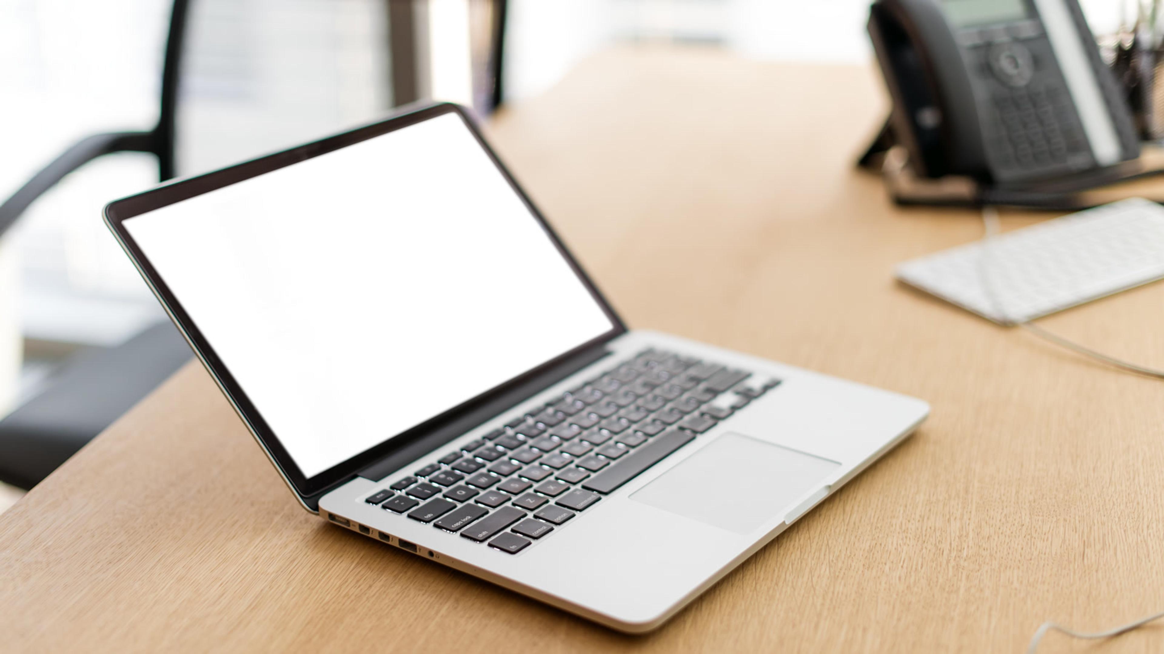 Softphone vs Desk Phone: Business VoIP Comparison Guide