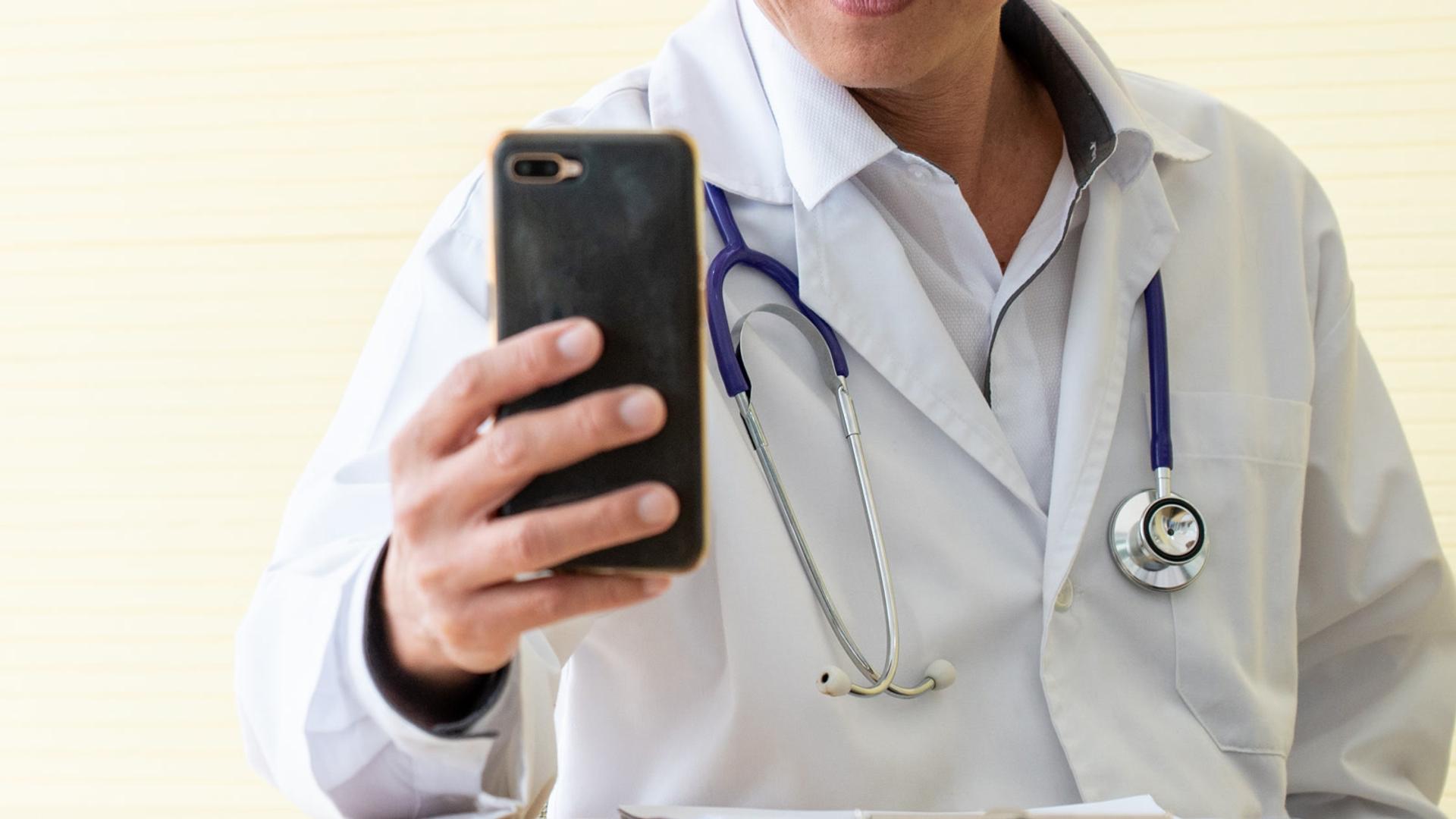 Healthcare Softphone Guide: Secure Mobile VoIP for Clinics and Care Teams