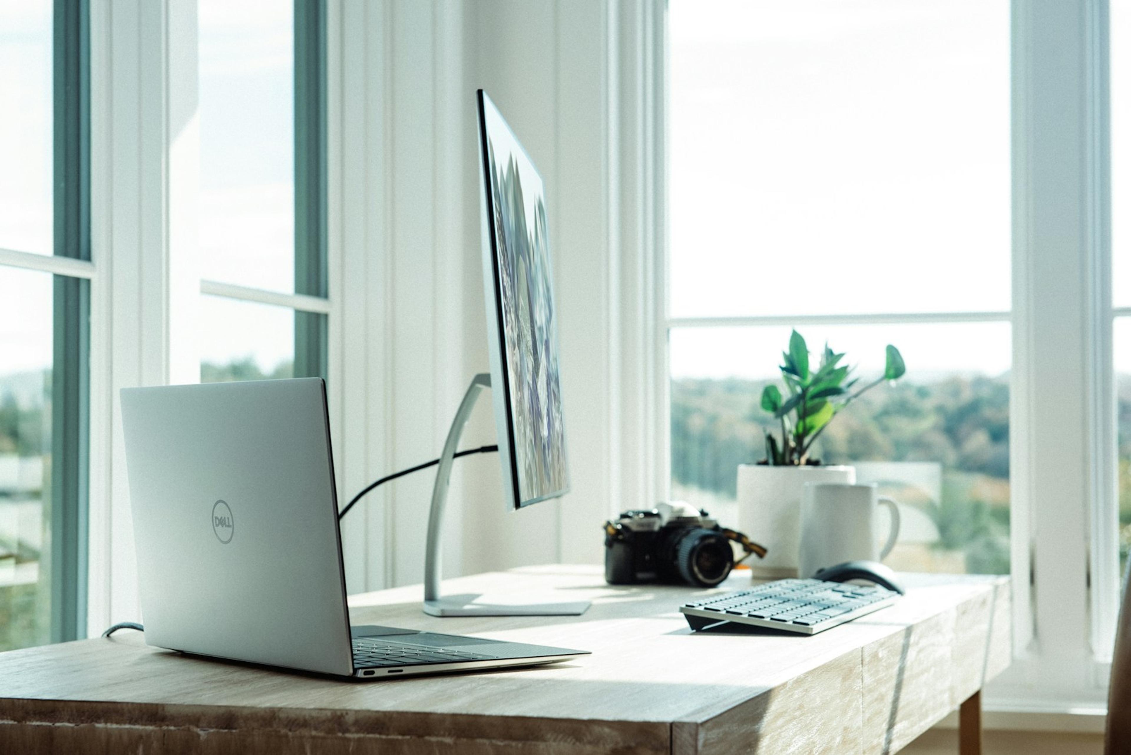 Office workspace used to compare wired and wireless call quality