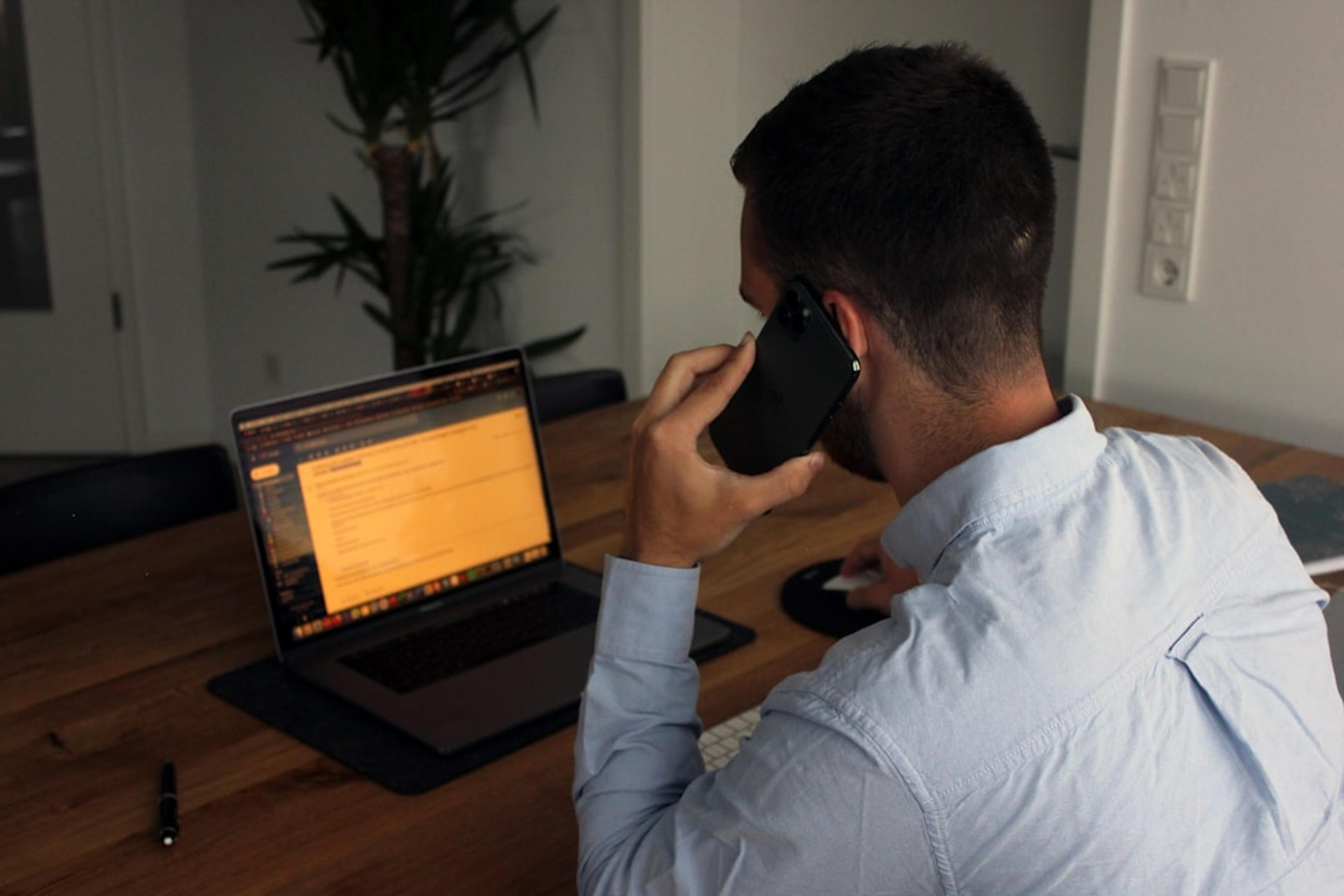 Mobile worker using a smartphone for business calling