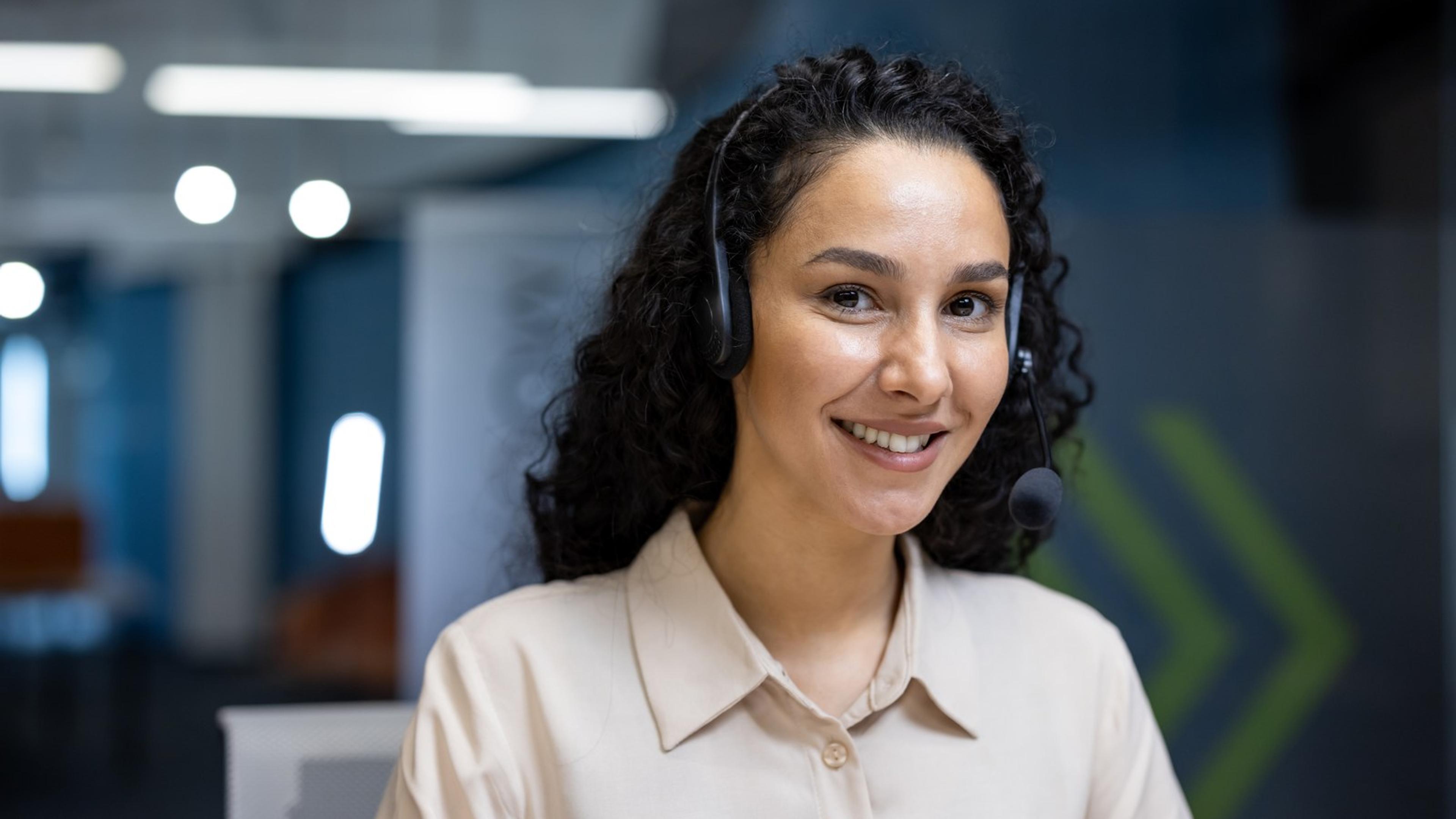 Omnichannel Contact Center for Helpdesk Teams: Voice, Chat and Tickets Together