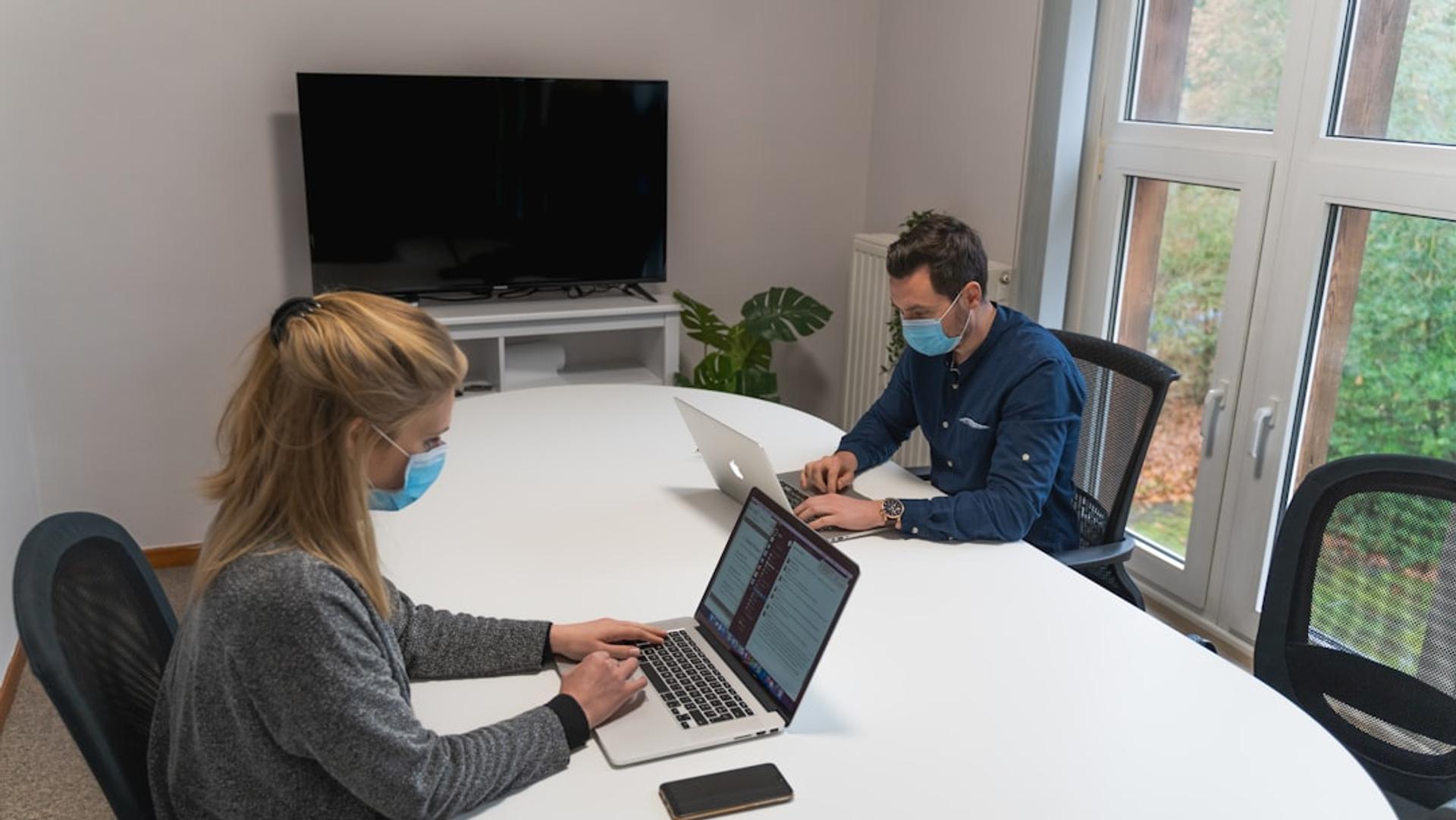 Mobile Softphone vs Desktop Softphone: When to Use Each