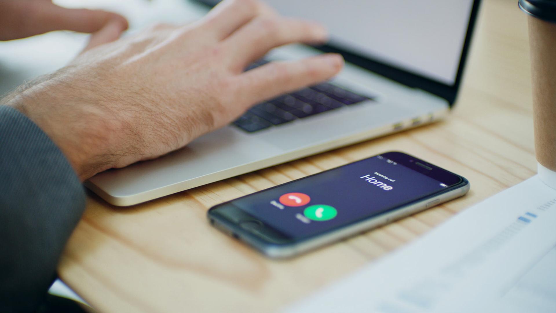 Business Mobile vs Softphone: Which Should Your Team Use?