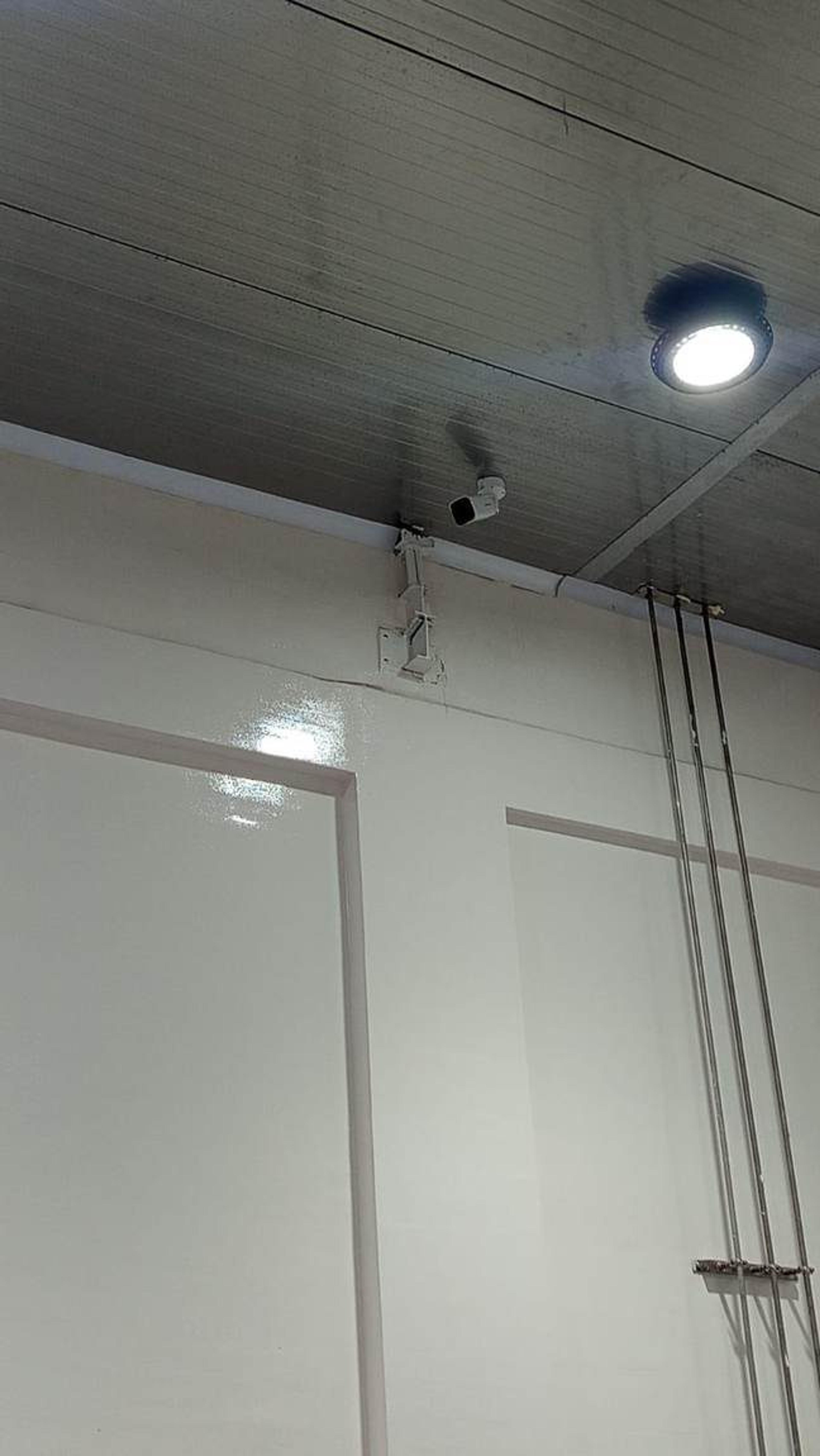 High-bay camera in a production hall