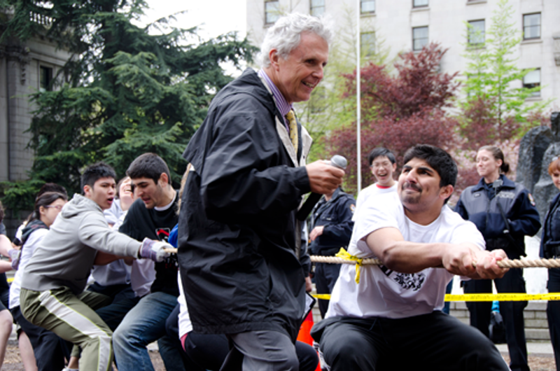 A team digs in along the rope on the Art Gallery lawn, led by a supporter in a grey jacket