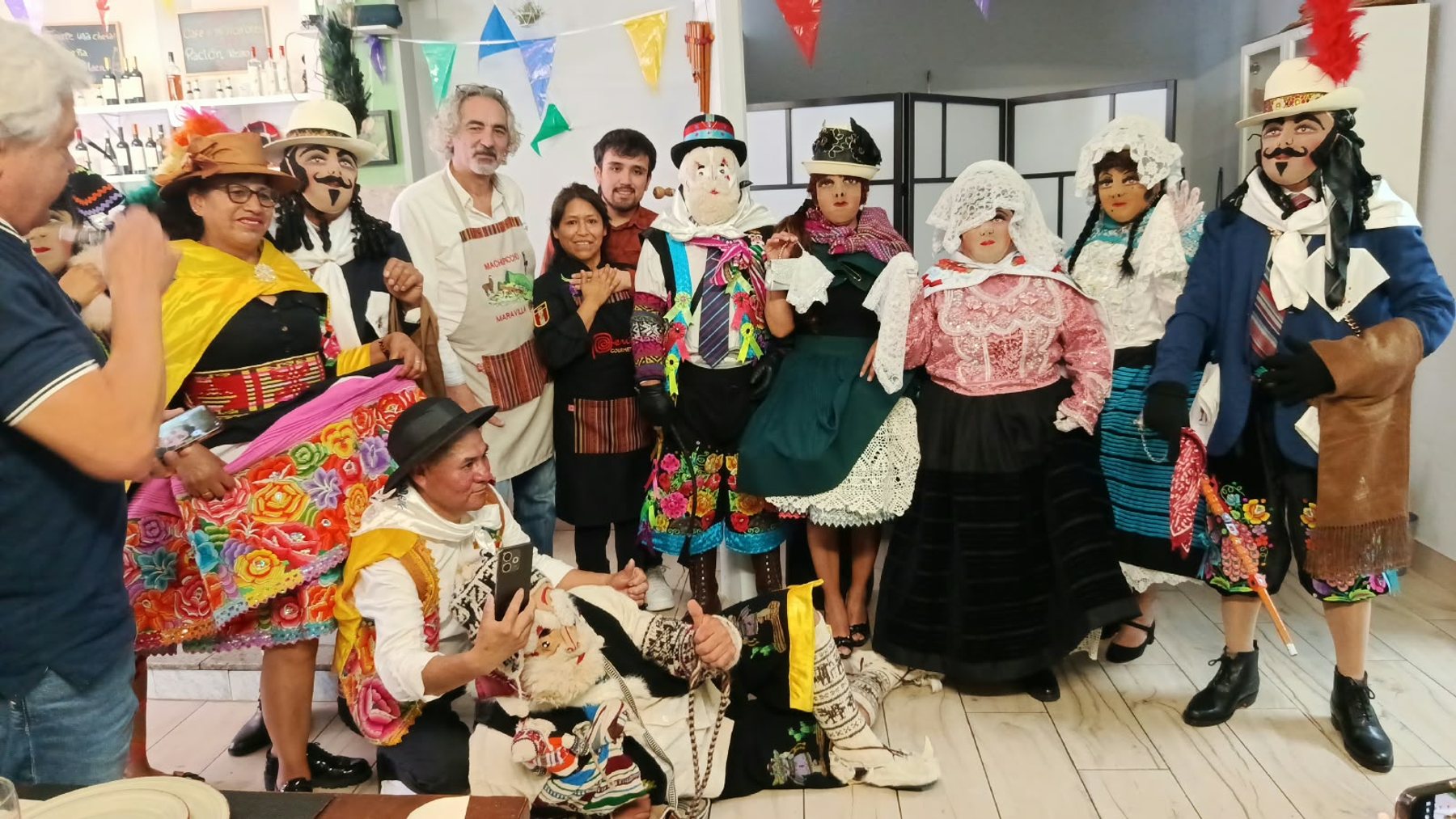 Integrantes y anfitriones reunidos en el restaurante Miski Wasi