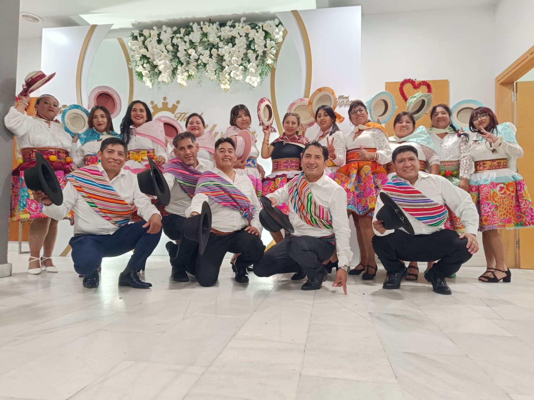 Integrantes de Sumaq Perú preparados para bailar Huaylash en Llanes