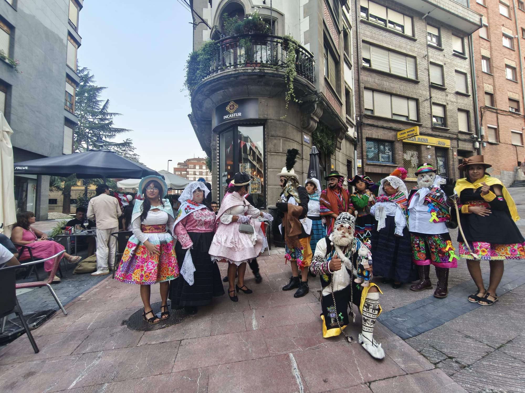 Integrantes de Sumaq Perú con sus trajes tradicionales durante la presentación en Pola de Lena