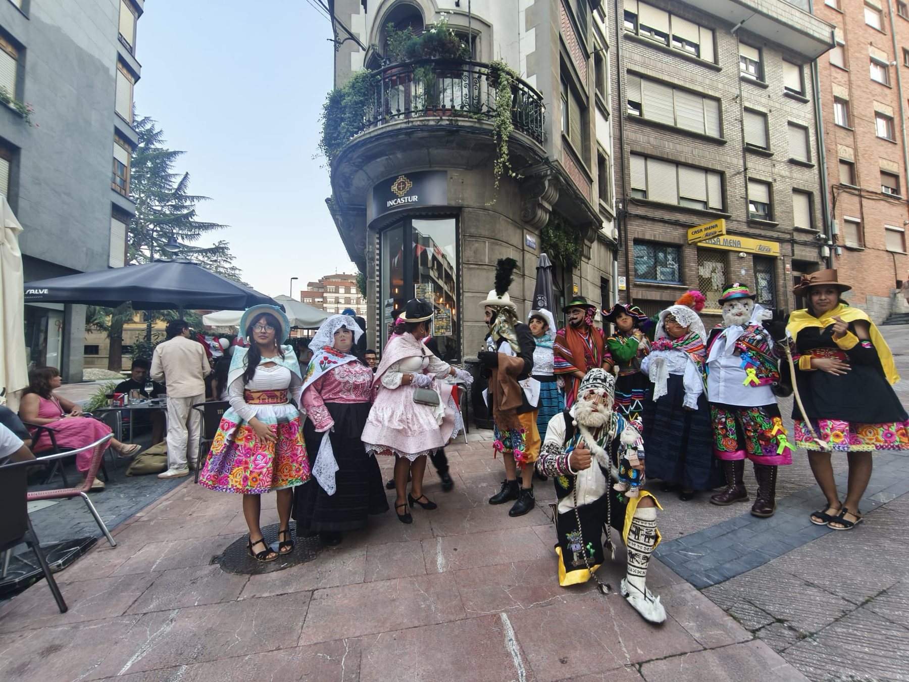 Grupo de la Asociación Cultural Sumaq Perú reunido durante su actuación en Pola de Lena