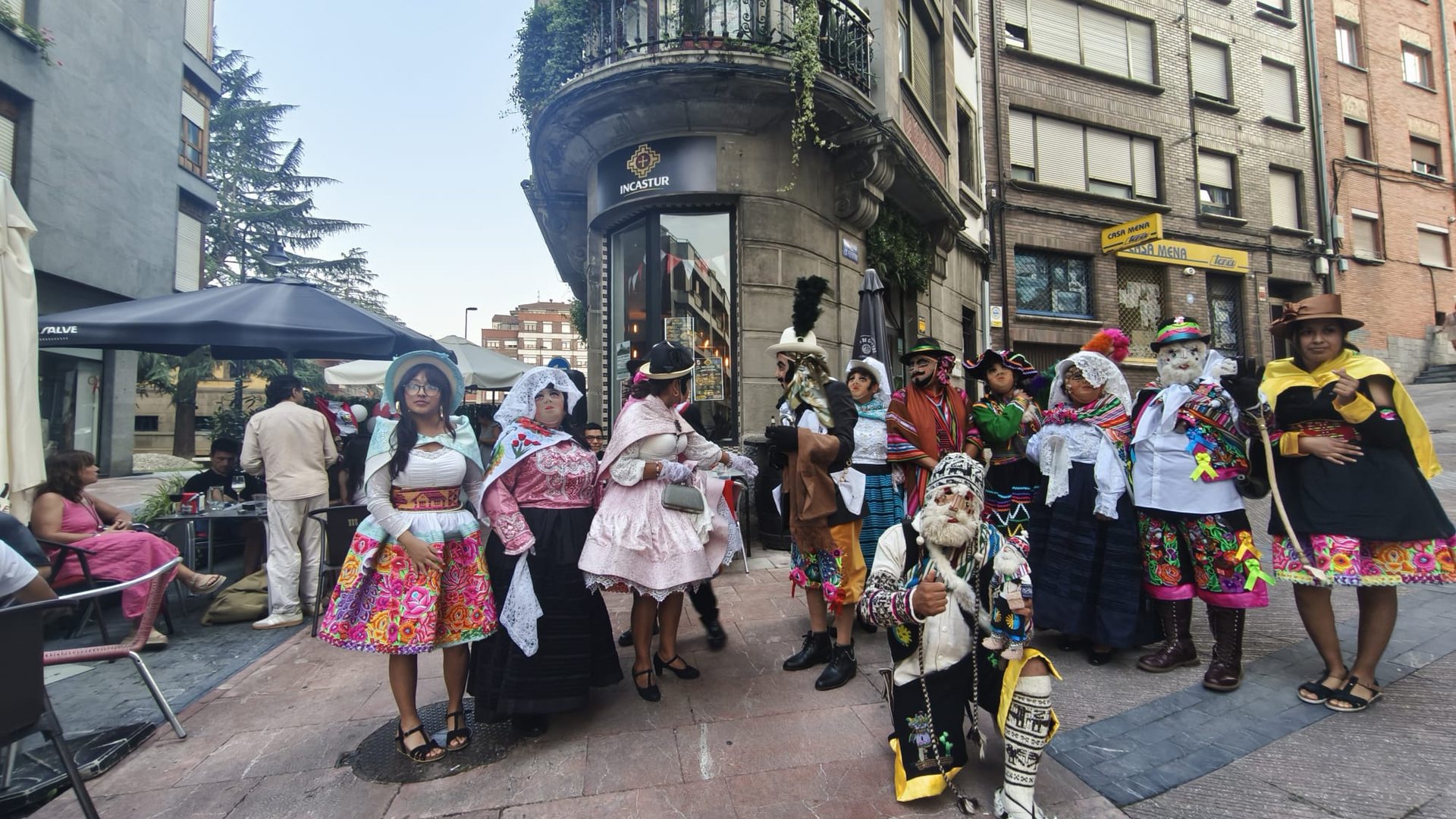 Integrantes de Sumaq Perú con sus trajes tradicionales durante la presentación en Pola de Lena