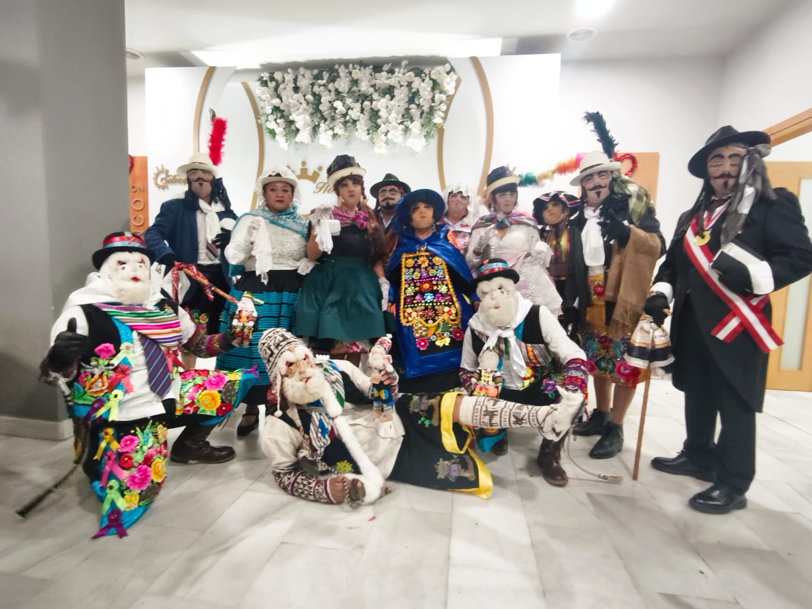 Integrantes de Sumaq Perú con trajes tradicionales durante un encuentro cultural en Llanes
