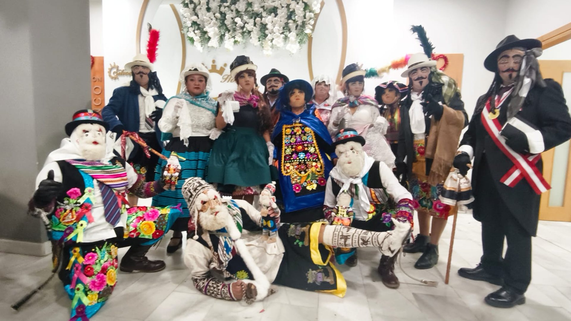 Integrantes de Sumaq Perú con trajes tradicionales durante un encuentro cultural en Llanes