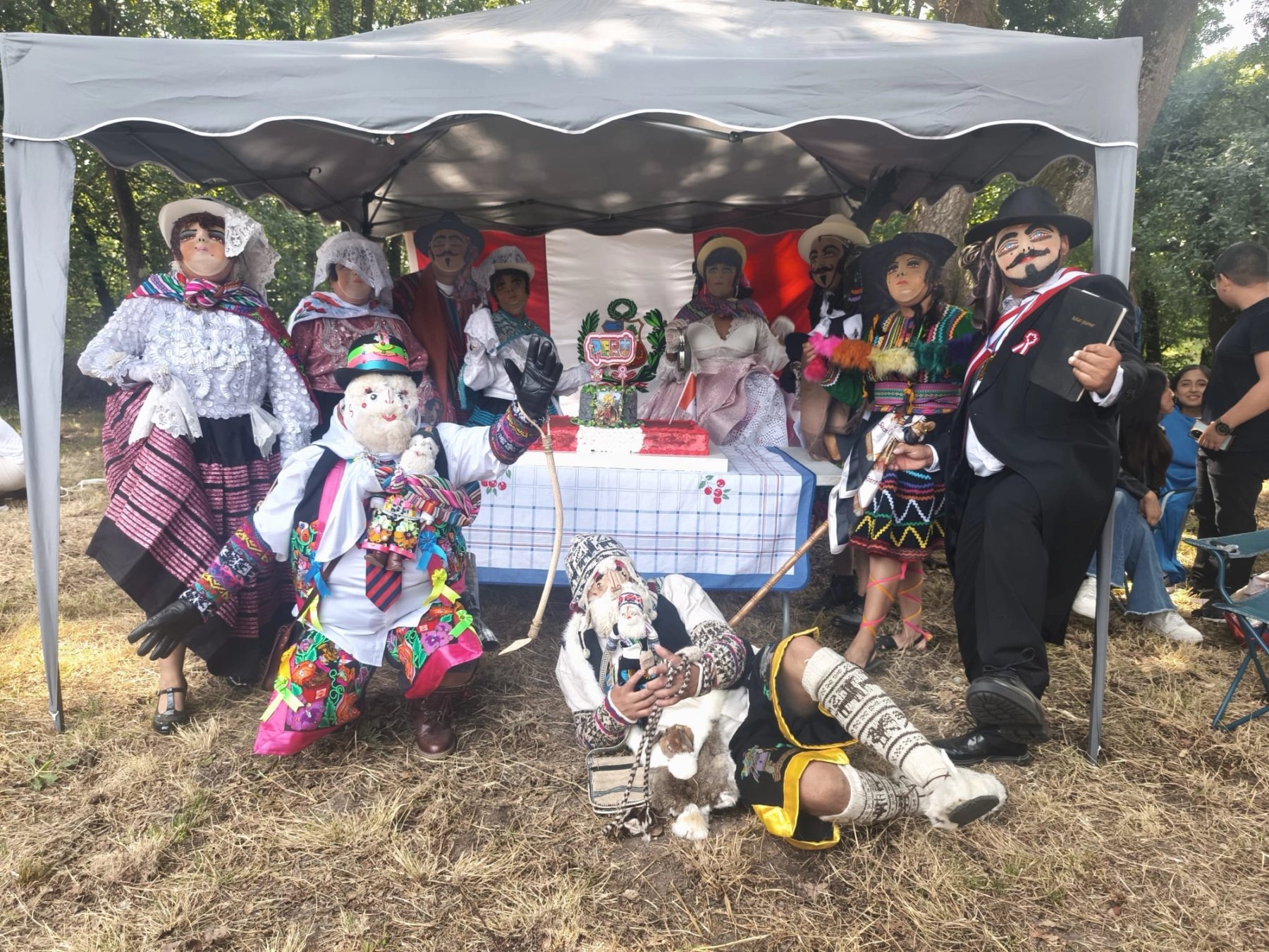 Grupo de la asociación con trajes tradicionales durante la celebración de Fiestas Patrias del Perú en Oviedo