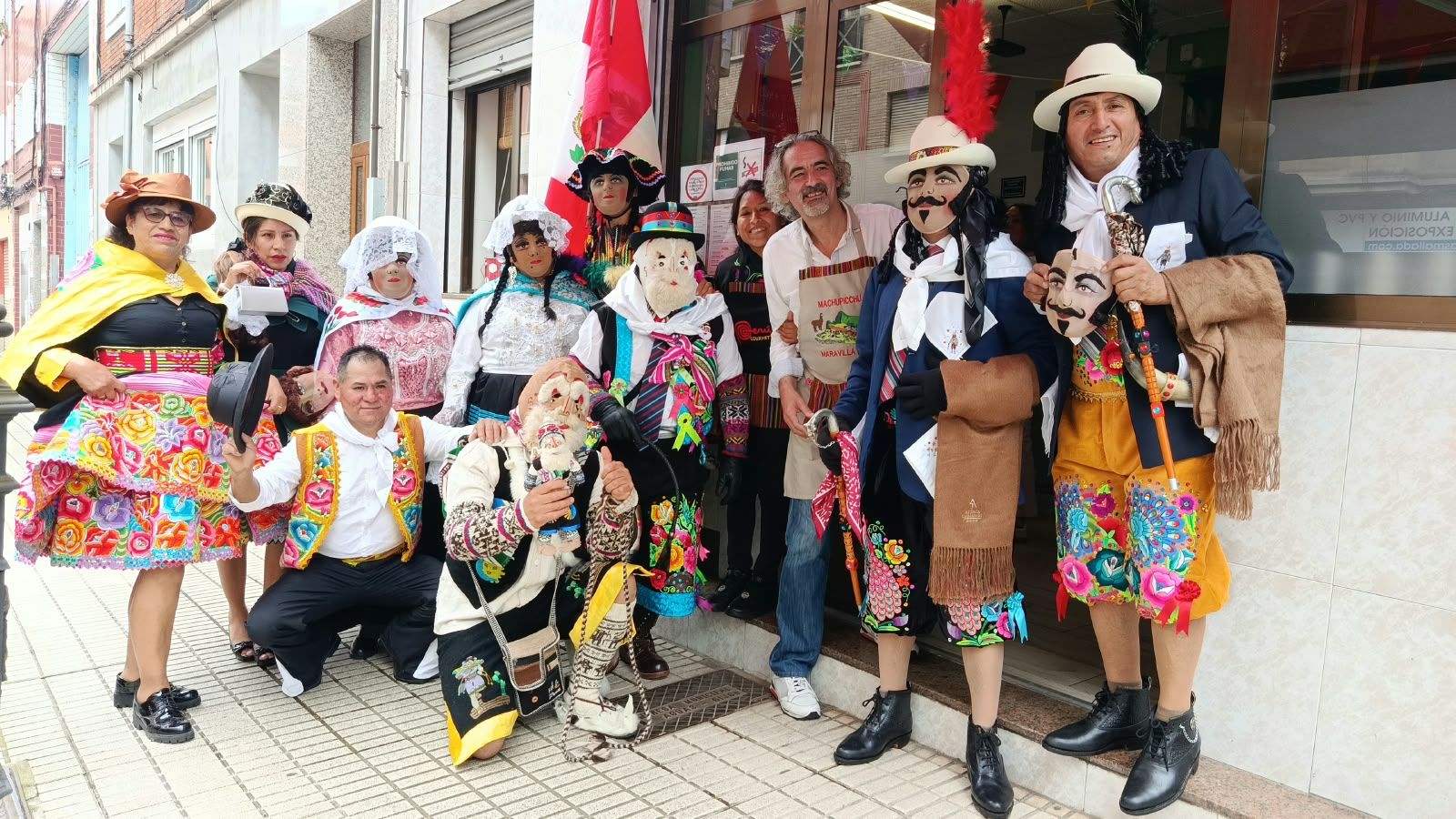 Integrantes de Sumaq Perú con trajes tradicionales frente al restaurante Miski Wasi en Gijón