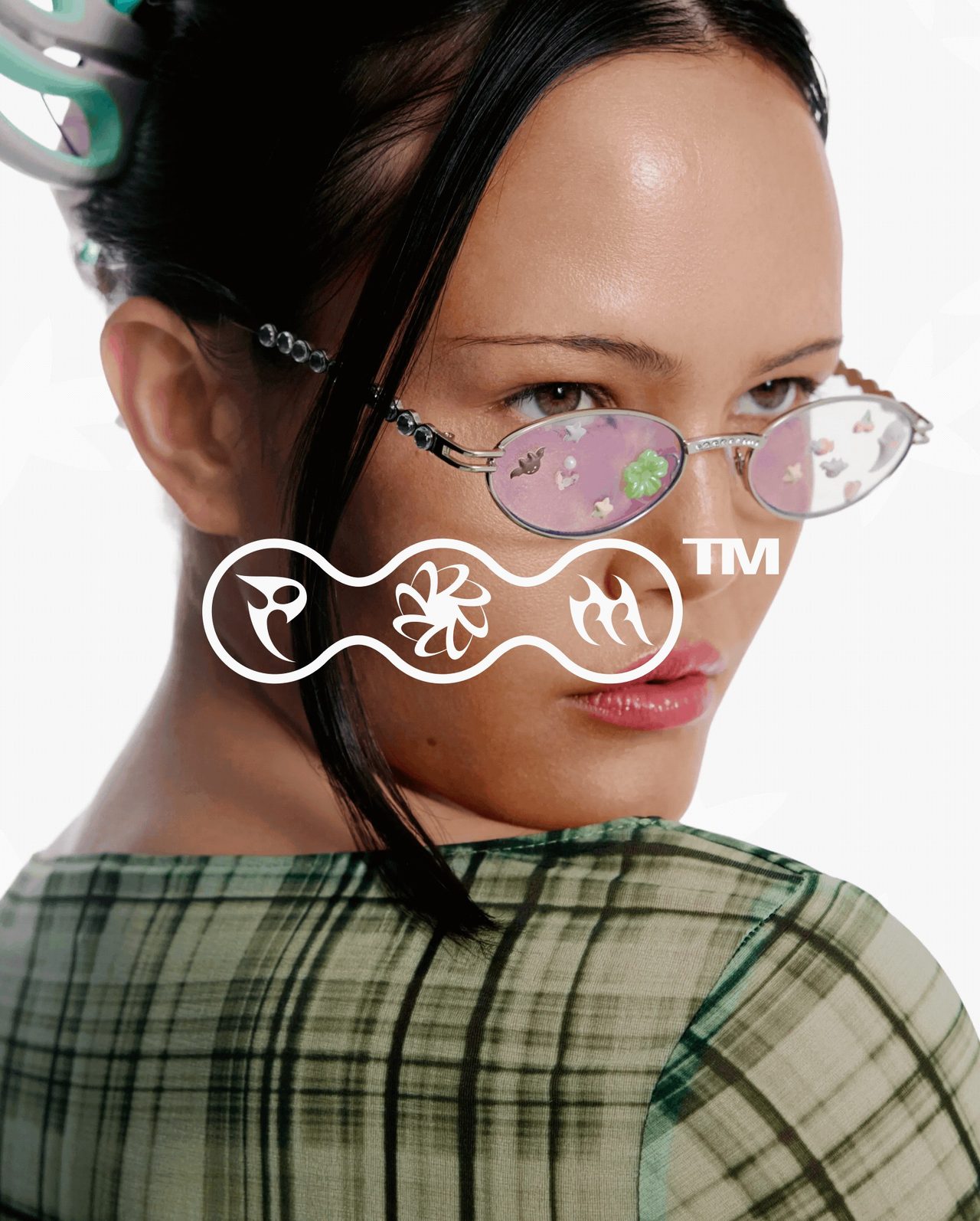 A woman in glasses behind the PORTO MORTO mark