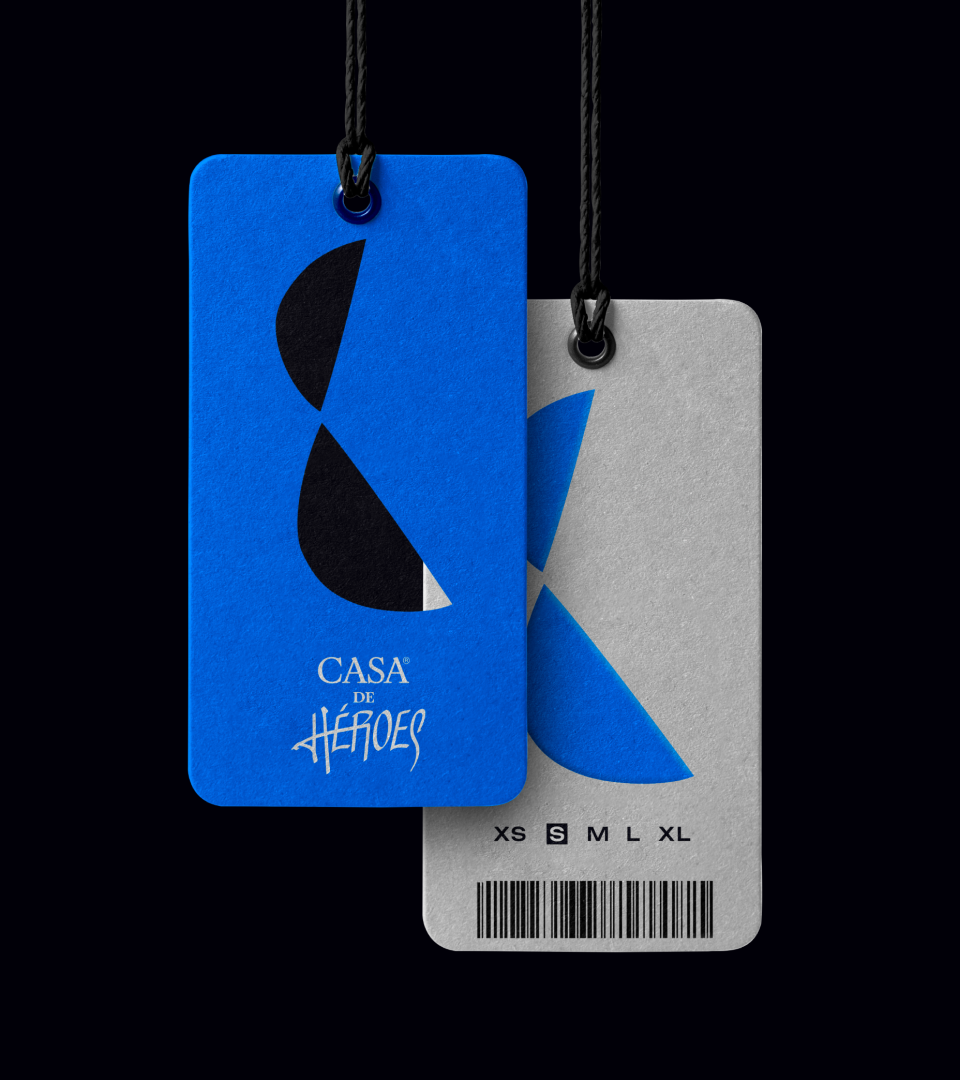 Blue and grey Casa de Héroes hang tags, the grey one with sizes and a barcode