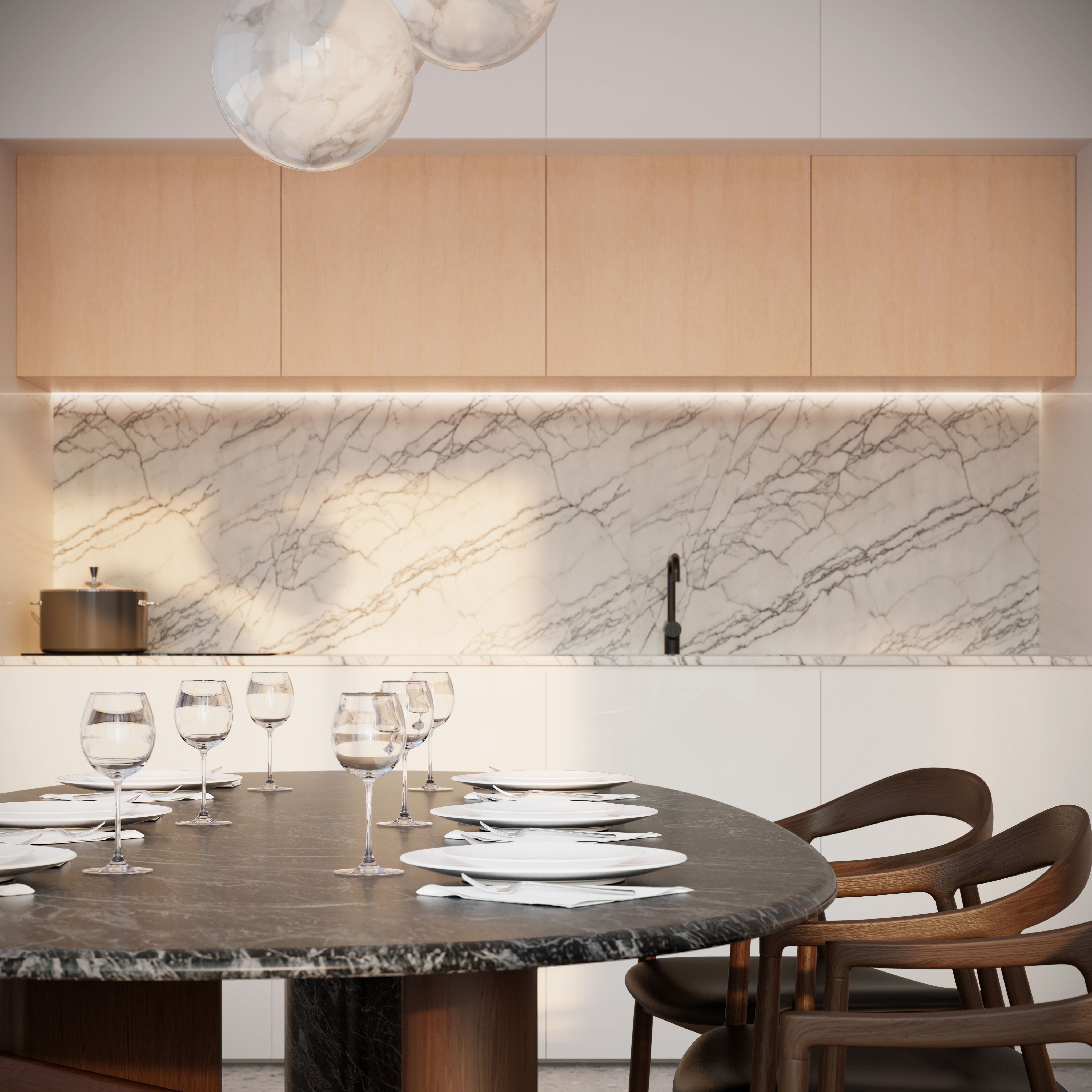 Render en primer plano del respaldo de mármol de la cocina de Altana y una mesa de comedor puesta con copas de vino bajo una lámpara colgante escultural