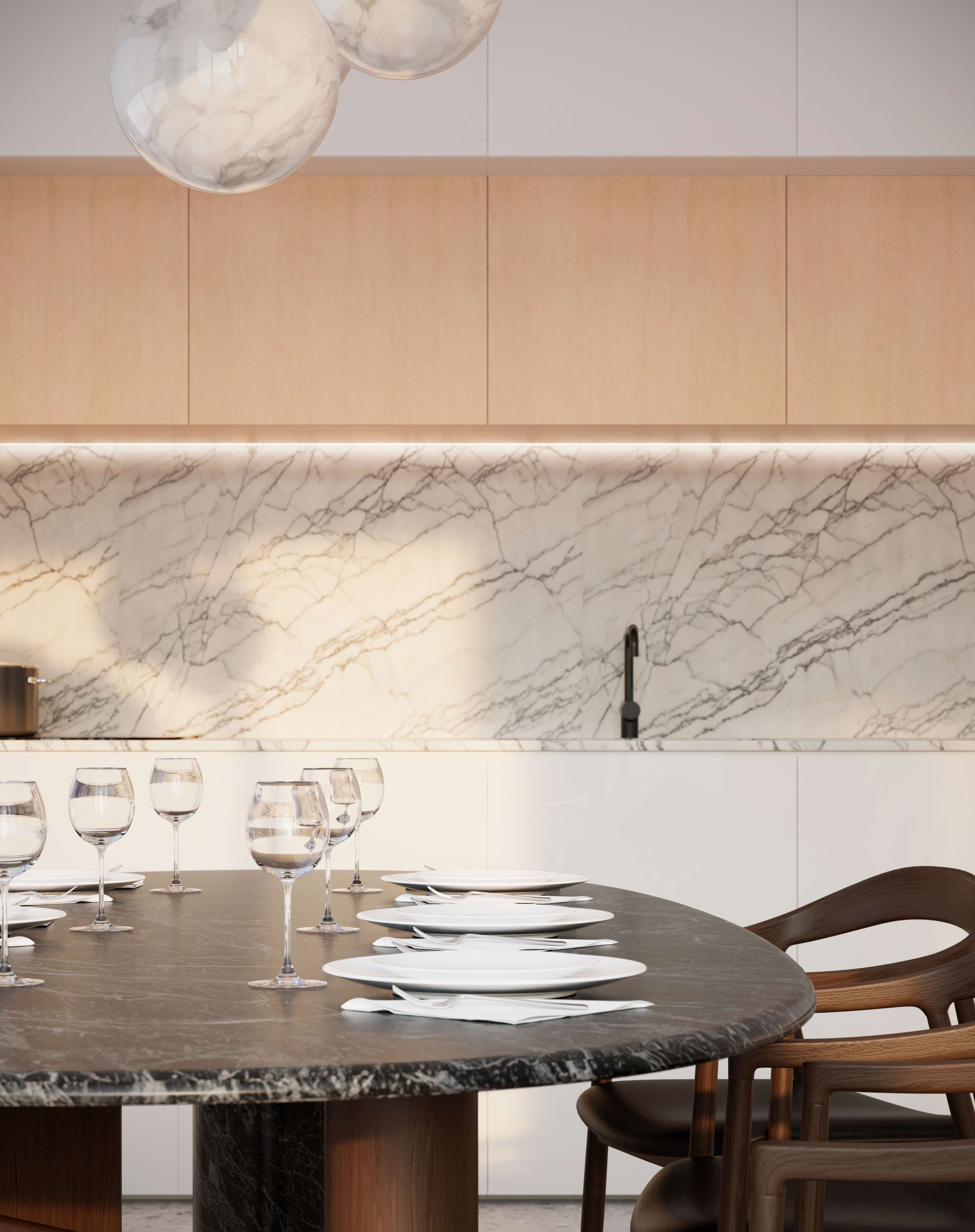 Render en primer plano del respaldo de mármol de la cocina de Altana y una mesa de comedor puesta con copas de vino bajo una lámpara colgante escultural