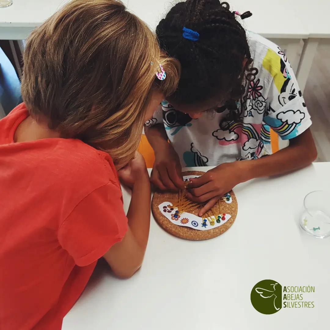 Niños haciendo manualidades