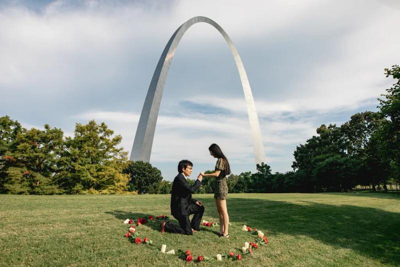Rose-Heart Proposal Beneath the Gateway Arch – surprise proposal at Gateway Arch National Park, St Louis