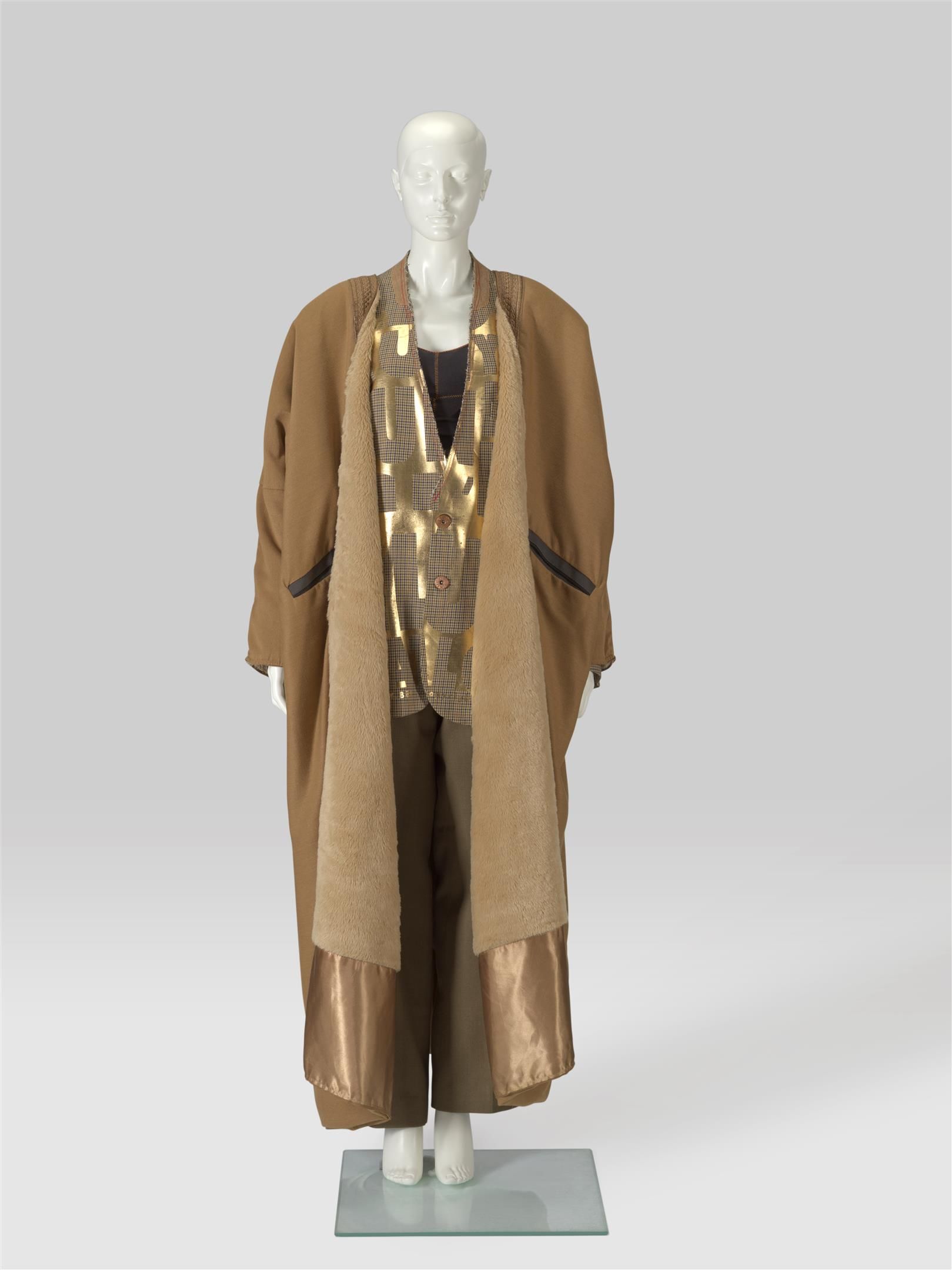 Mannequin met wijdvallende blazer en overjas