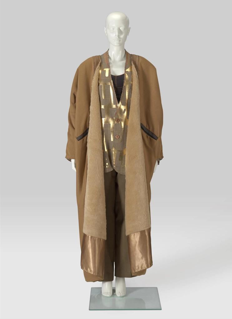 Mannequin met wijdvallende blazer en overjas