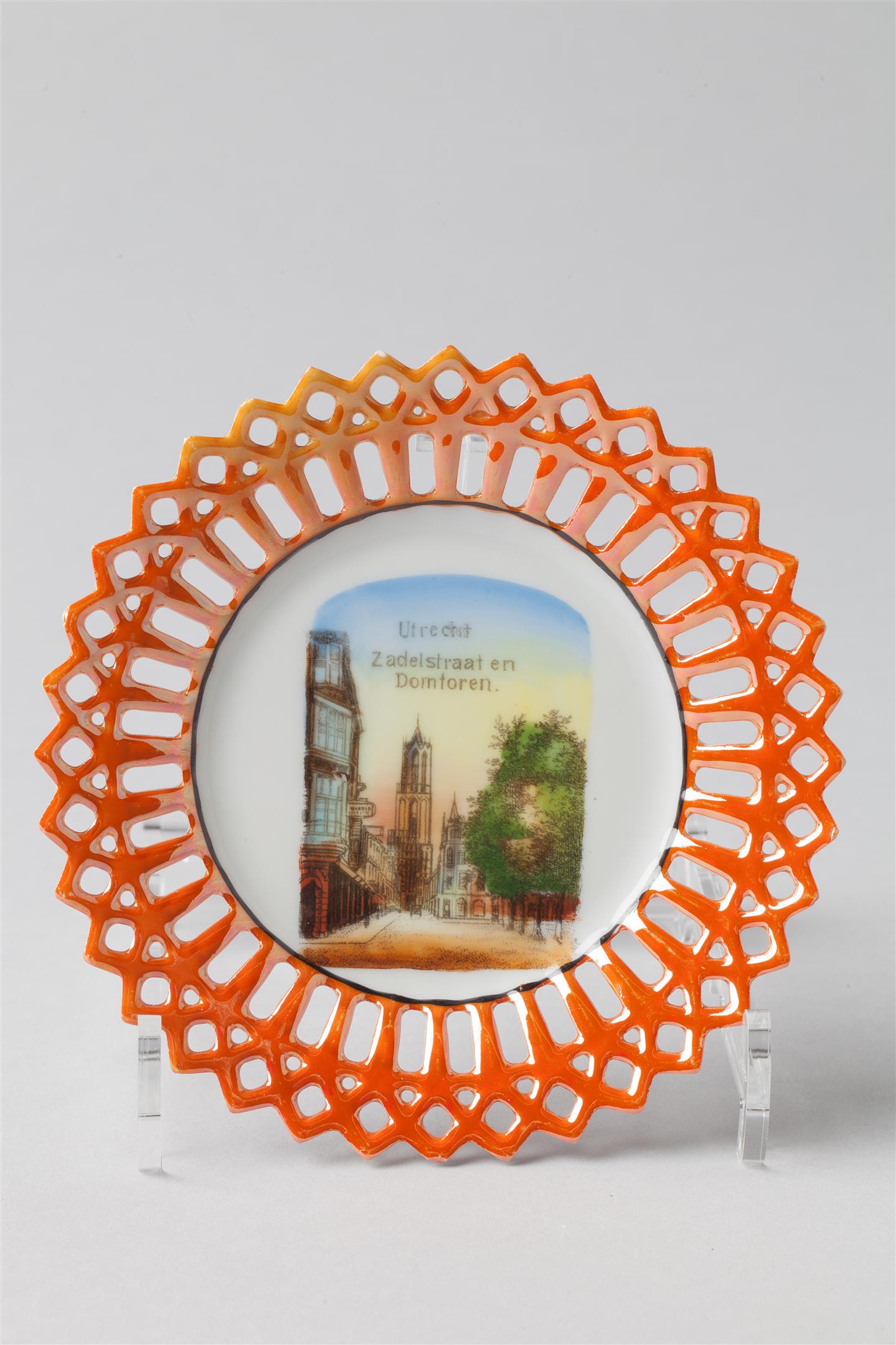 Sierbord met afbeelding van de Utrechtse Domtoren en opengewerkte oranje rand.