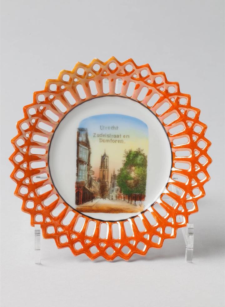 Sierbord met afbeelding van de Utrechtse Domtoren en opengewerkte oranje rand.